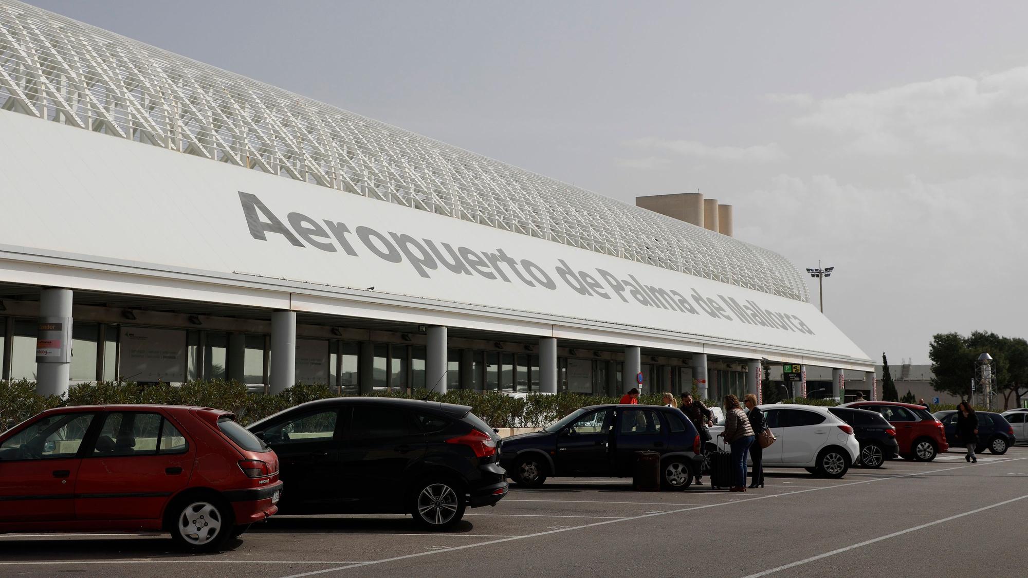 PRODUKTION - 22.02.2023, Spanien, Palma: Außenansicht der Ankunftshalle des Flughafens von Palma de Mallorca. (zu dpa: «Airport-Mitarbeiter in Palma von Abgasstrahl verletzt») Foto: Clara Margais/dpa +++ dpa-Bildfunk +++
