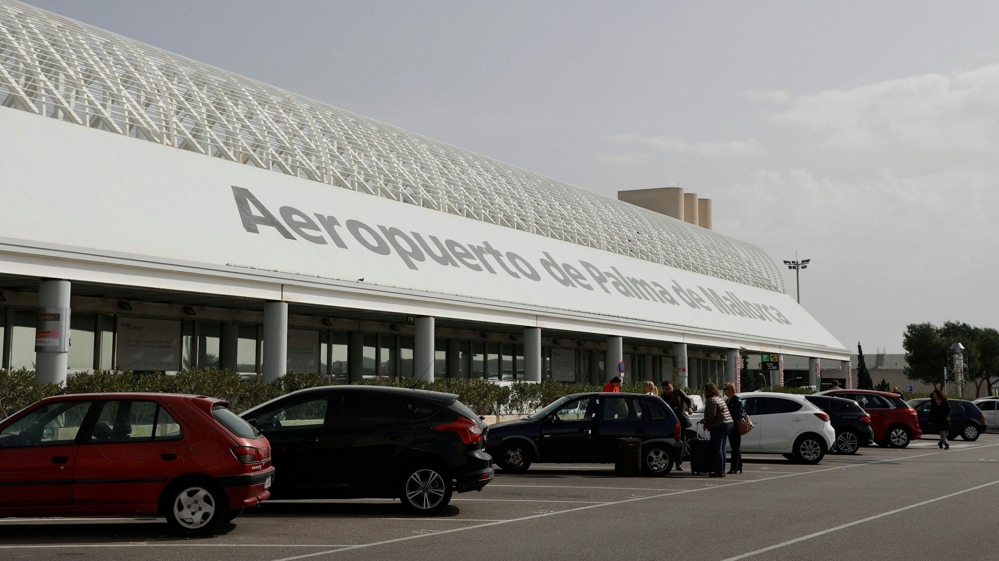 PRODUKTION - 22.02.2023, Spanien, Palma: Außenansicht der Ankunftshalle des Flughafens von Palma de Mallorca. (zu dpa: «Airport-Mitarbeiter in Palma von Abgasstrahl verletzt») Foto: Clara Margais/dpa +++ dpa-Bildfunk +++