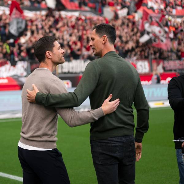 Leverkusens Trainer Xabi Alonso (l) und Frankfurts Trainer Dino Toppmöller begrüßen sich vor der Partie.