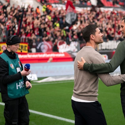 Leverkusens Trainer Xabi Alonso (l) und Frankfurts Trainer Dino Toppmöller begrüßen sich vor der Partie.