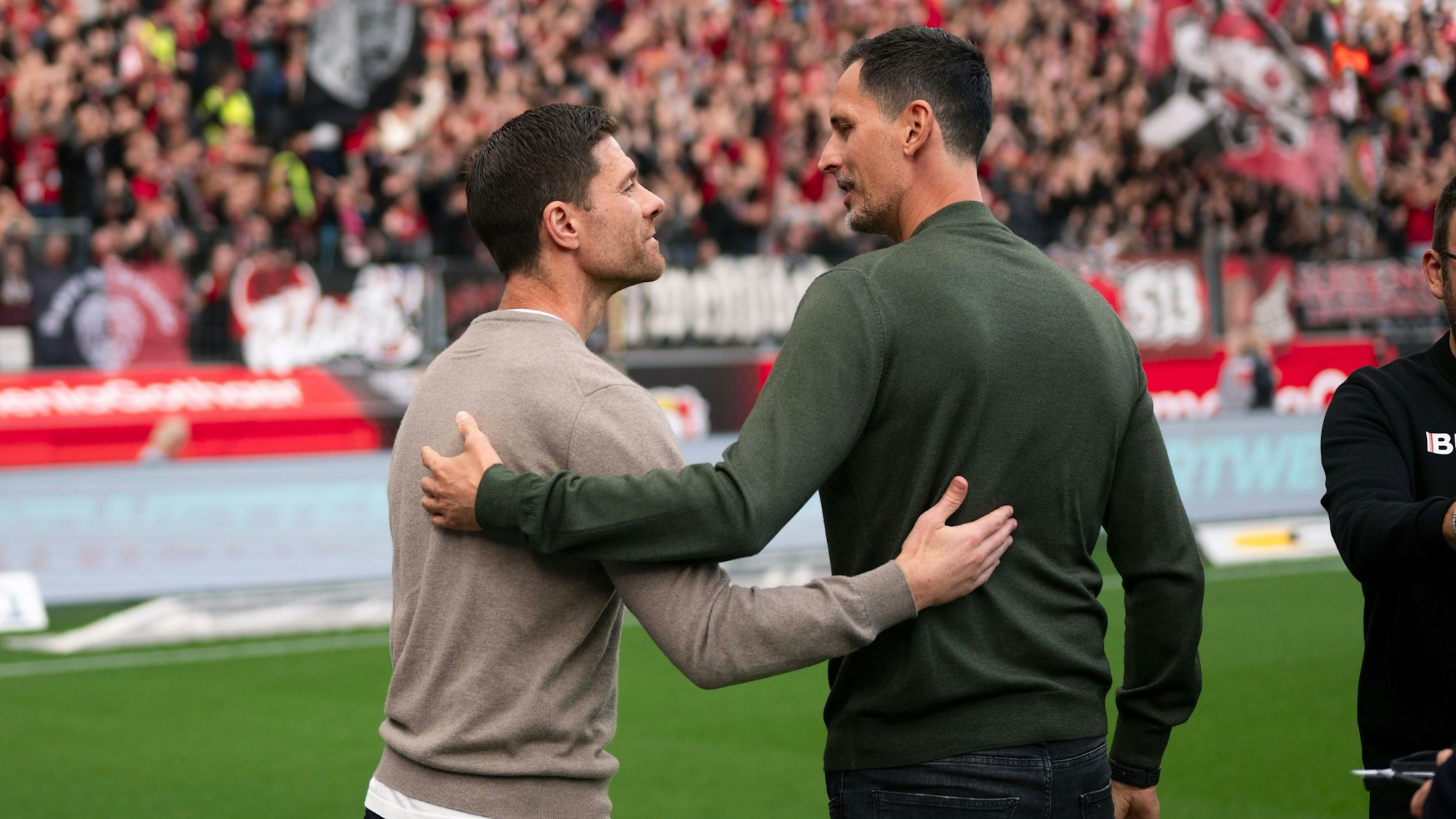 Leverkusens Trainer Xabi Alonso (l) und Frankfurts Trainer Dino Toppmöller begrüßen sich vor der Partie.