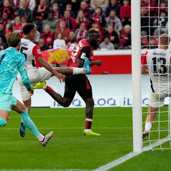 Leverkusens Victor Boniface erzielt das 2:1 gegen Eintracht Frankfurt.