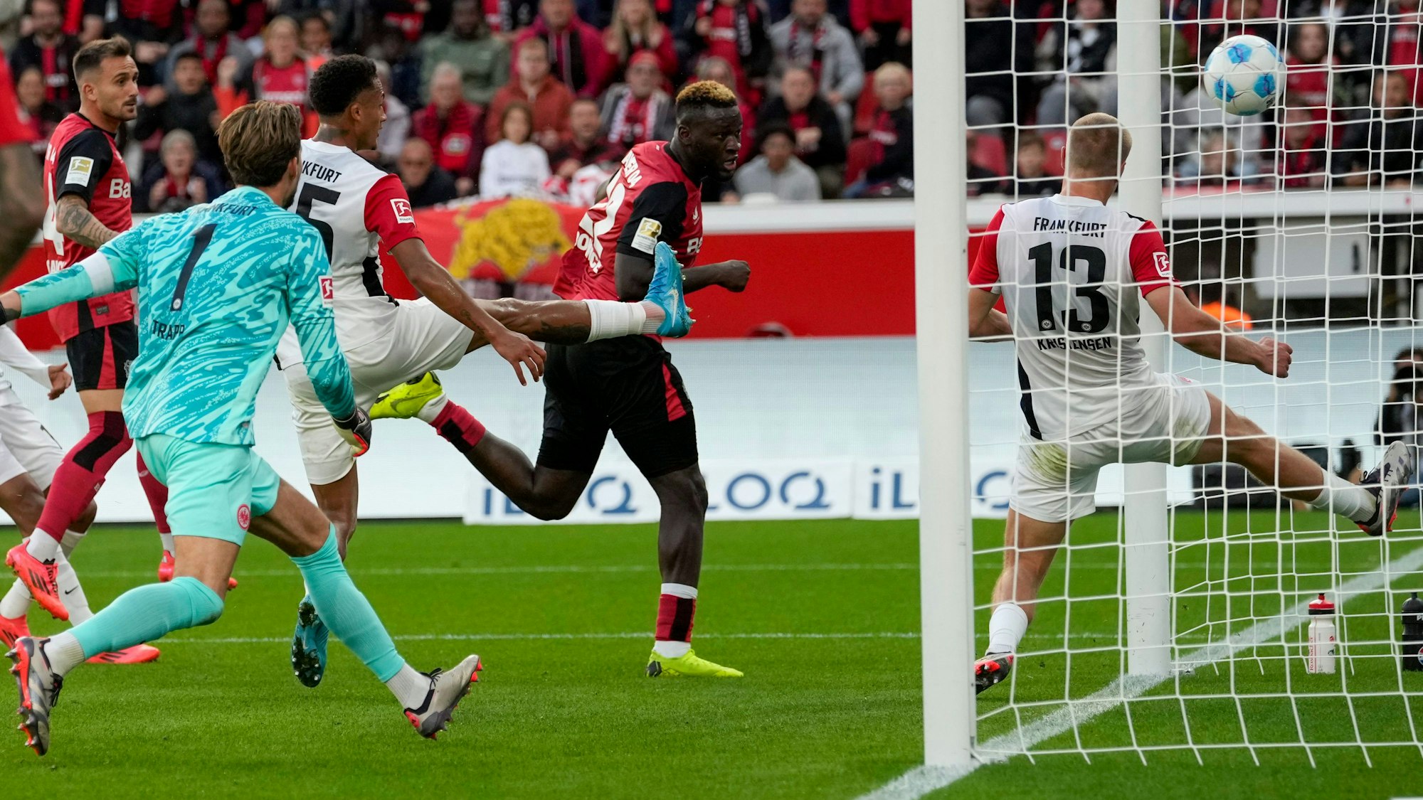 Leverkusens Victor Boniface erzielt das 2:1 gegen Eintracht Frankfurt.