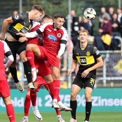 Samstag 19.10.2024, Saison 2023/24, 10. Spieltag der 3. Liga im Stadion Höhenberg Köln, FC Viktoria Köln - BVB II Borussia Dortmund, Jonah Benedict Sticker VIK, Franz Roggow BVB II erzielt das 1:0 für den BVB II, Kevin Pytlik VIK, v.l. *** Saturday 19 10 2024, Season 2023 24, 10 Matchday of the 3 Liga at Stadion Höhenberg Cologne, FC Viktoria Köln BVB II Borussia Dortmund, Jonah Benedict Sticker VIK , Franz Roggow BVB II scores the 1 0 for BVB II, Kevin Pytlik VIK , v l