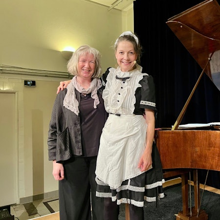 Die Schauspielerin Chris Pichler mit der Burscheider Pianistin Ursula Schrage
