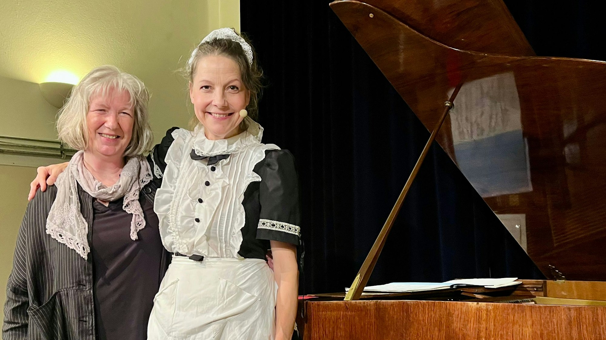 Die Schauspielerin Chris Pichler mit der Burscheider Pianistin Ursula Schrage