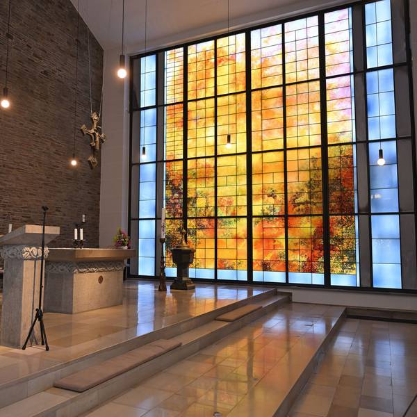 Das Foto zeigt das Sonnenfenster in der Biesfelder Kirche