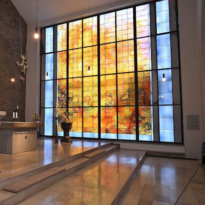 Das Foto zeigt das Sonnenfenster in der Biesfelder Kirche