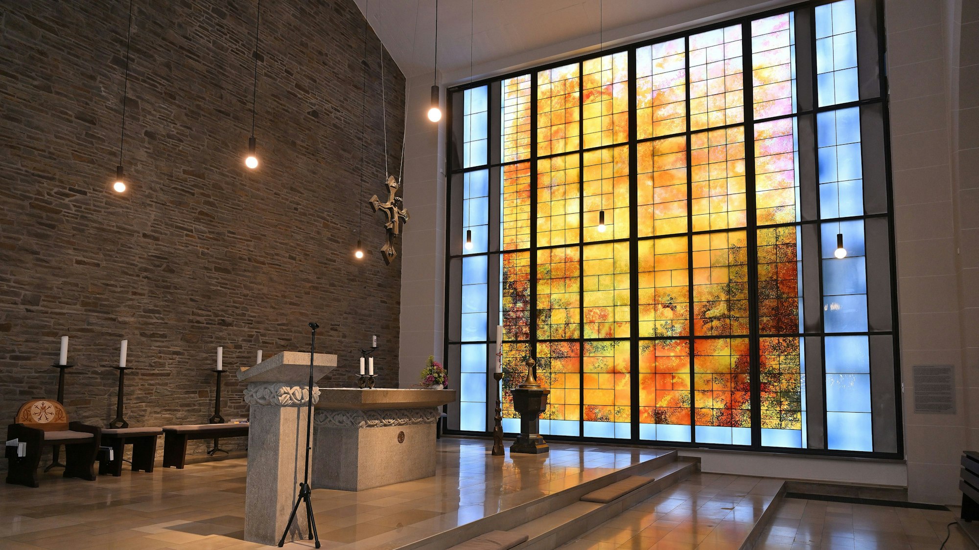 Das Foto zeigt das Sonnenfenster in der Biesfelder Kirche