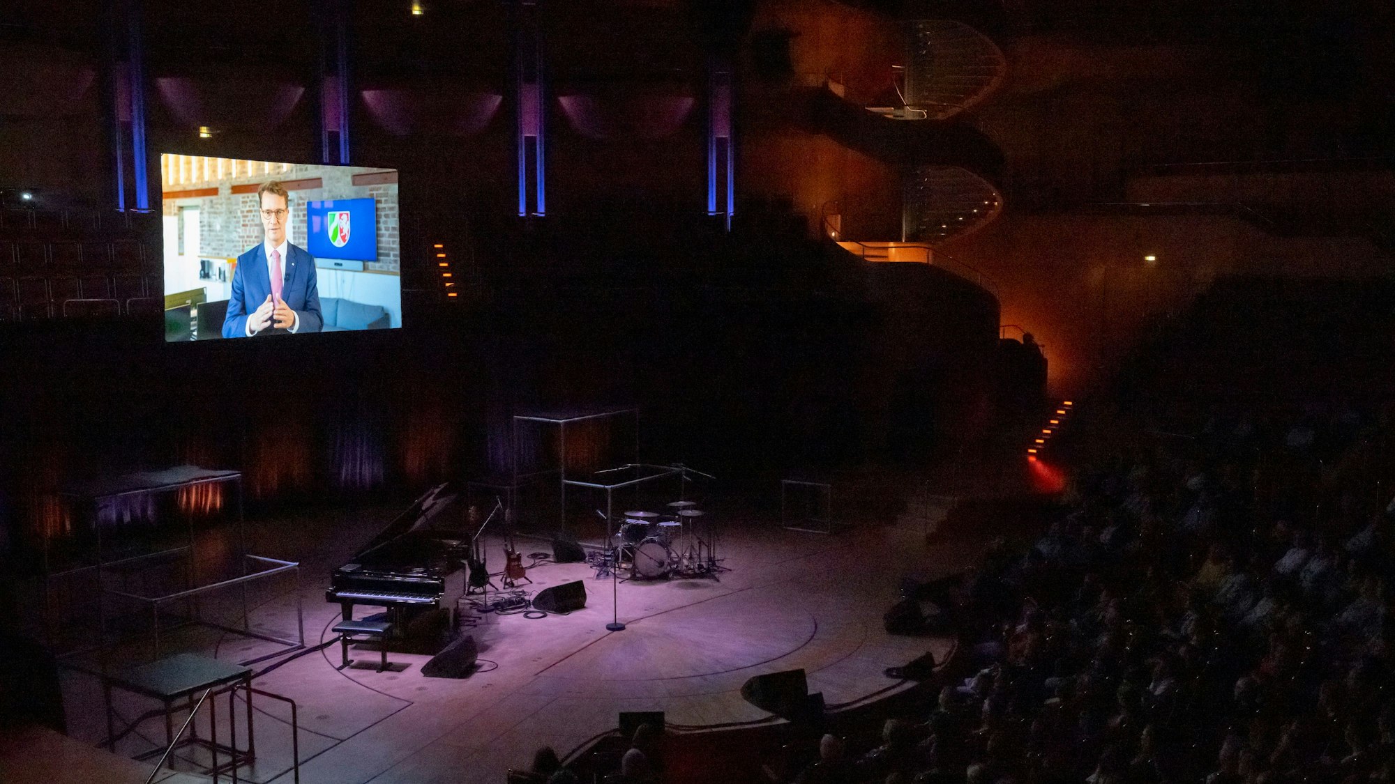 NRW-Ministerpräsident Hendrik Wüst (CDU) wurde per Videobotschaft zugeschaltet.