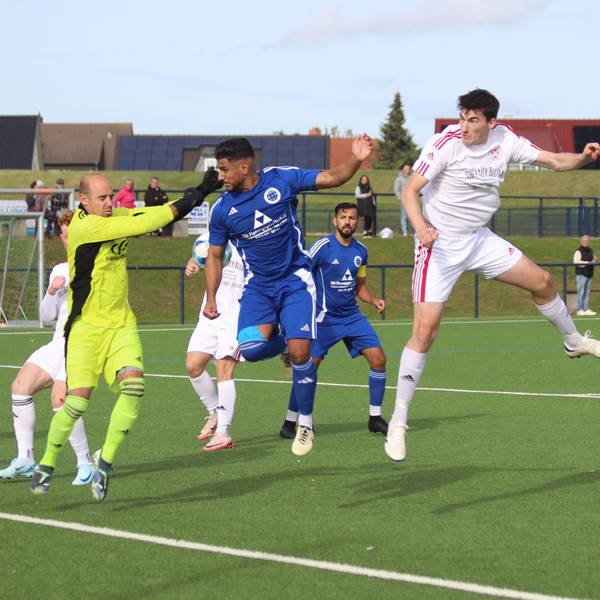 Alle Spieler fliegen nach einer Standartsituation am Ball vorbei.