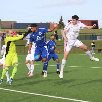 Alle Spieler fliegen nach einer Standartsituation am Ball vorbei.