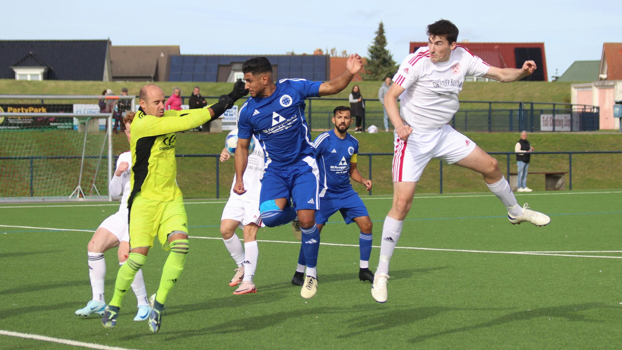 Alle Spieler fliegen nach einer Standartsituation am Ball vorbei.