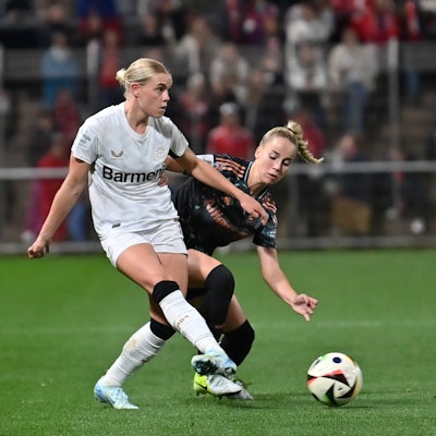 Cornelia Kramer B04, 7 spielt den Ball, 20.10.2024, Leverkusen Deutschland, Fussball, Google Pixel Frauen-Bundesliga, Bayer 04 Leverkusen - FC Bayern München, DFB/DFL REGULATIONS PROHIBIT ANY USE OF PHOTOGRAPHS AS IMAGE SEQUENCES AND/OR QUASI-VIDEO. *** Cornelia Kramer B04, 7 spielt den Ball, 20 10 2024, Leverkusen Germany , Football, Google Pixel Frauen Bundesliga, Bayer 04 Leverkusen FC Bayern München, DFB DFL REGULATIONS PROHIBIT ANY USE OF PHOTOGRAPHS AS IMAGE SEQUENCES AND OR QUASI VIDEO xmkx