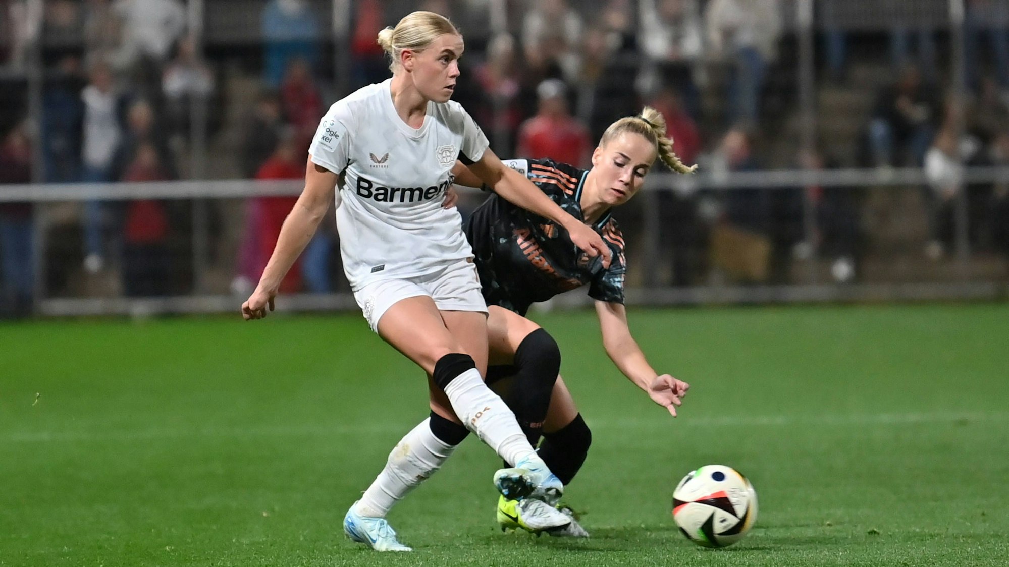 Leverkusens Cornelia Kramer (vorne) im Duell mit Nationalspielerin Giulia Gwinn
