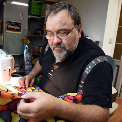 In der „Drachenhöhle“, seiner Werkstatt, stellt der Waldbröler Drachenbauer Michael Zähler echte Unikate her. Und er weiß, welcher Drache für jeden der richtige ist.