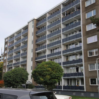 In einem Mehrfamilienhaus am Pappelweg ist die Wohnung eines Zeugen nach einem Terrorverdacht gegen seinen Neffen durchsucht worden.