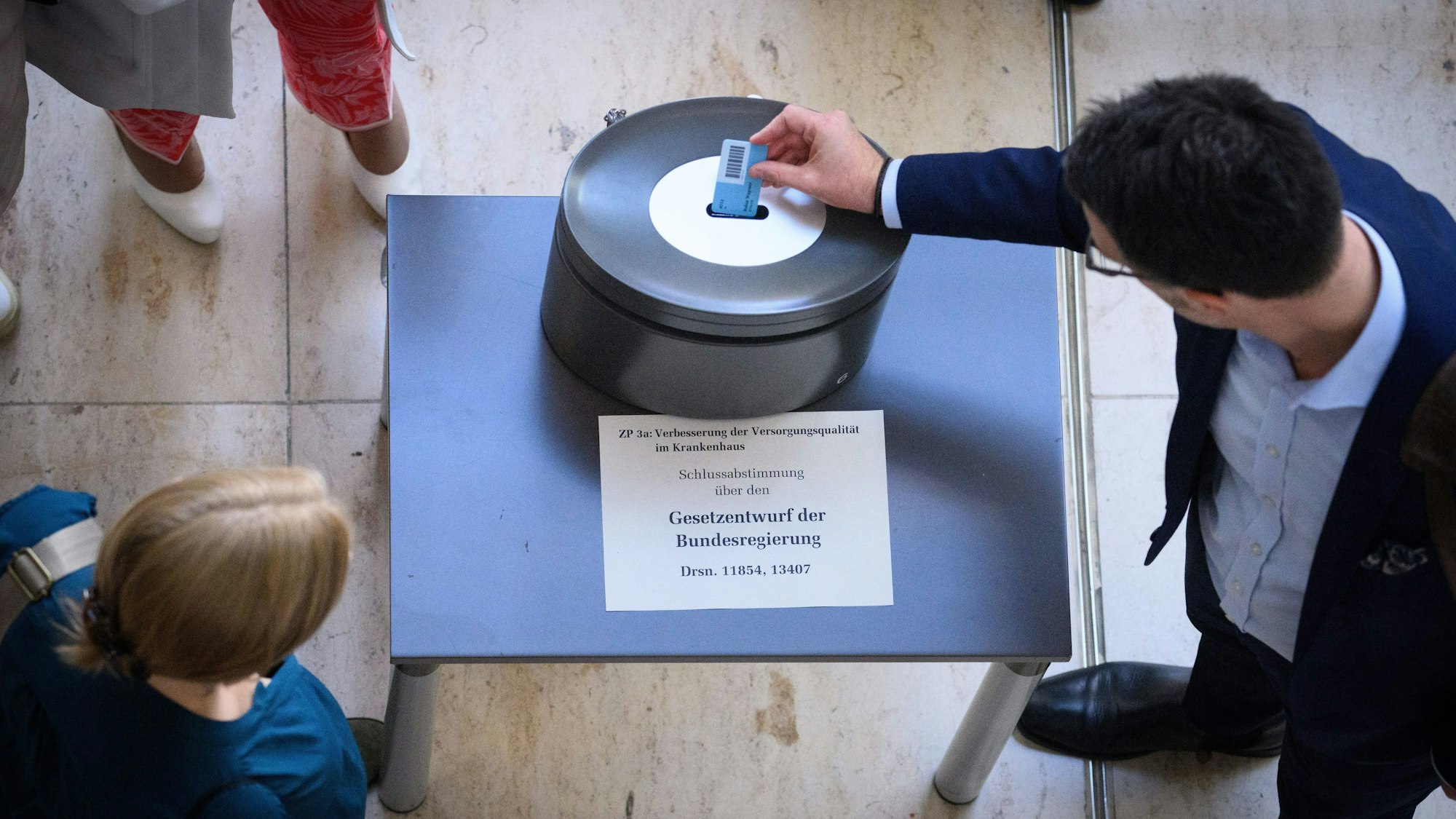 Bundestagsabgeordnete haben am Donnerstag am Rande der Plenarsitzung im Deutschen Bundestag bei der namentlichen Abstimmung über das Gesetz zur Krankenhausreform ihre Stimmkarten abgegeben.