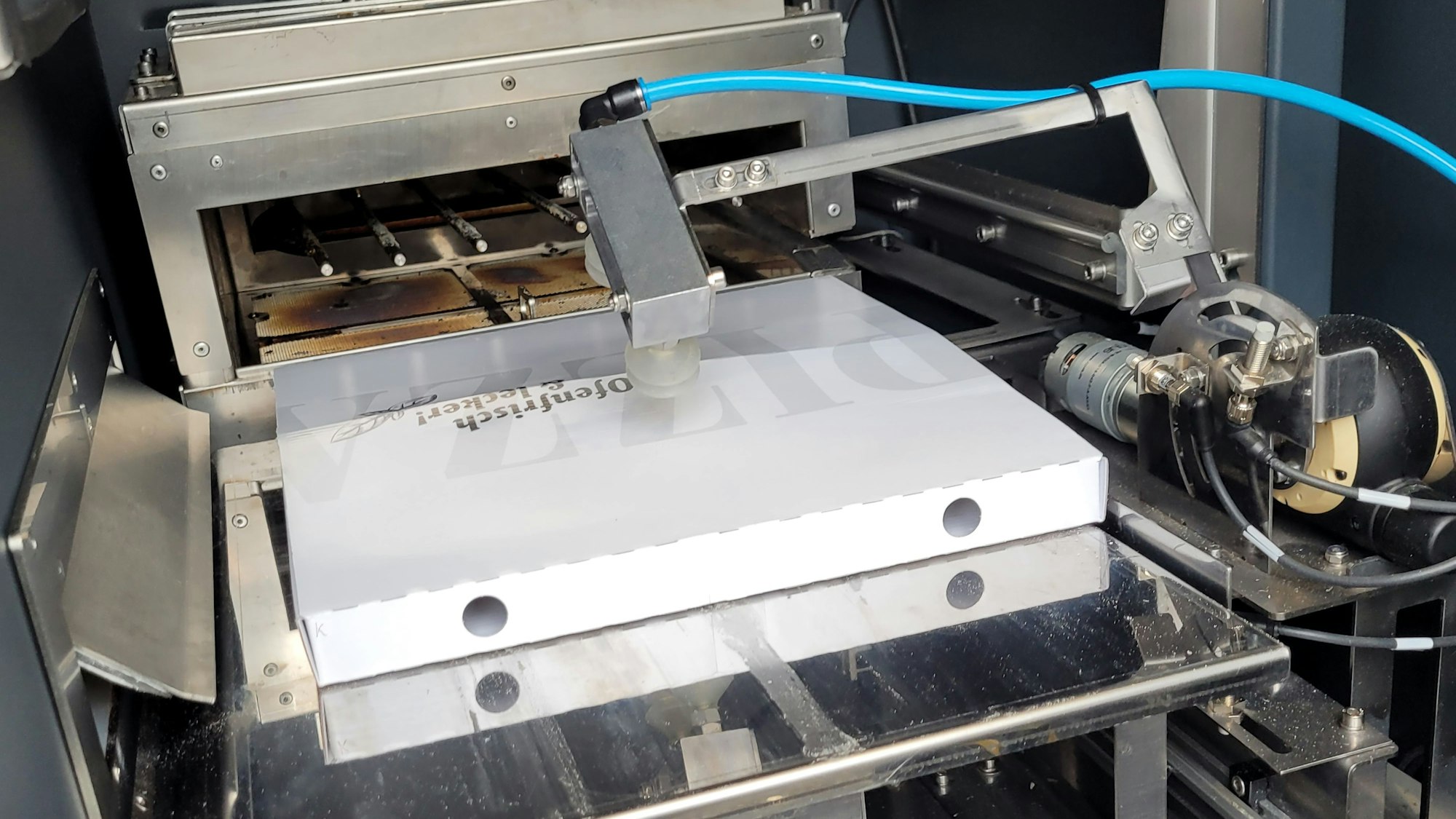 Es ist so weit: In Waldbröl fährt die nächste Pizza vollautomatisch in die Hitze und wird gebacken. Unser Foto zeigt den Ofen.