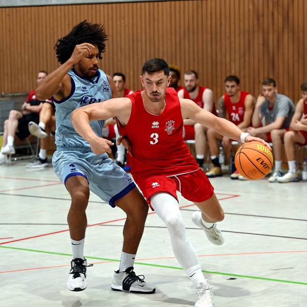 30.08.2024, Basketball-Bayer Giants - Deutzer TV
links: Elijah Jenkins (Deutz)
rechts: Luca Kahl (Bayer)
Foto: Uli Herhaus