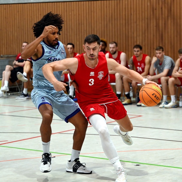 30.08.2024, Basketball-Bayer Giants  - Deutzer TV
links: Elijah Jenkins (Deutz)
rechts: Luca Kahl (Bayer)
Foto: Uli Herhaus