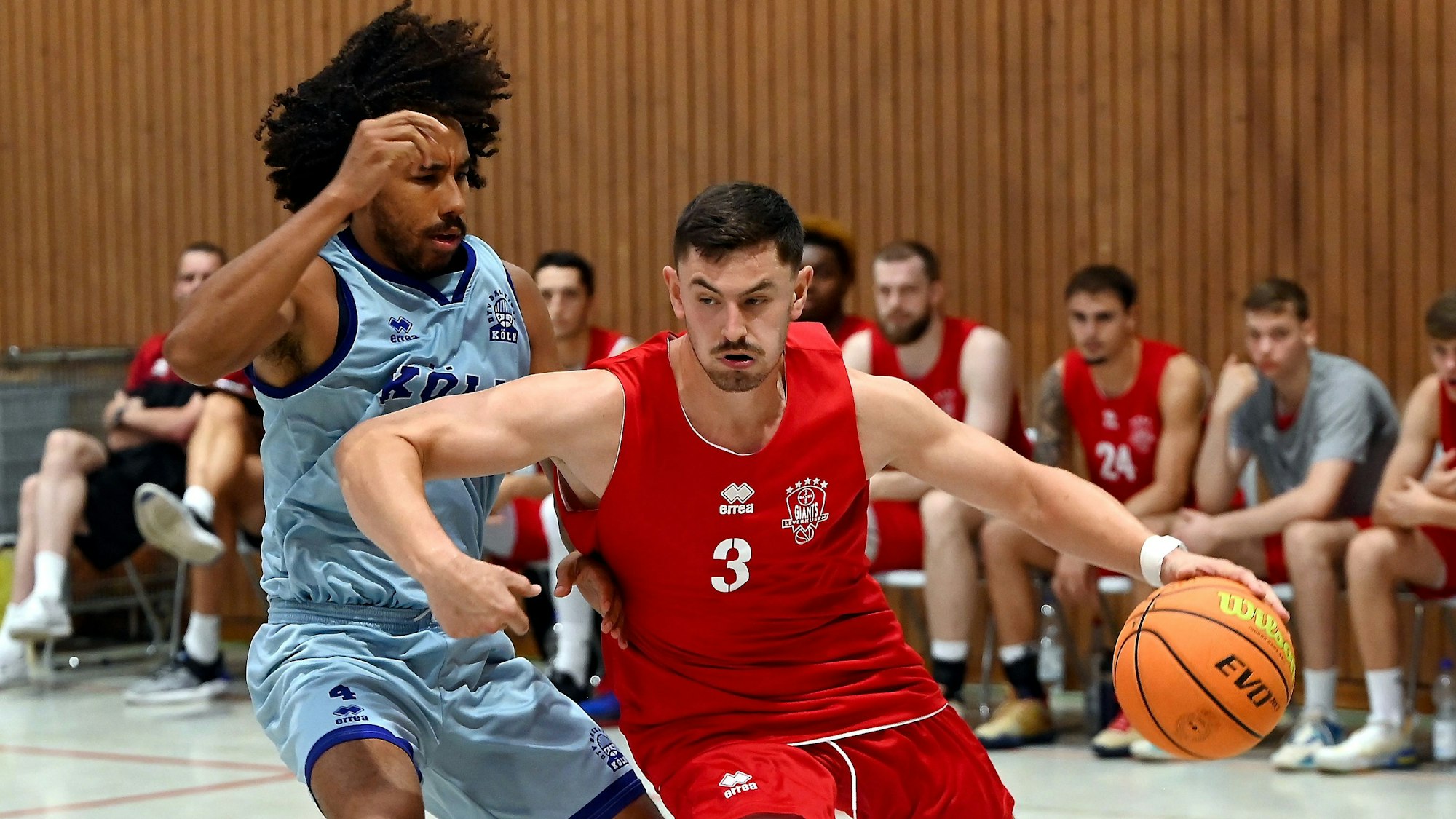 30.08.2024, Basketball-Bayer Giants - Deutzer TV
links: Elijah Jenkins (Deutz)
rechts: Luca Kahl (Bayer)
Foto: Uli Herhaus