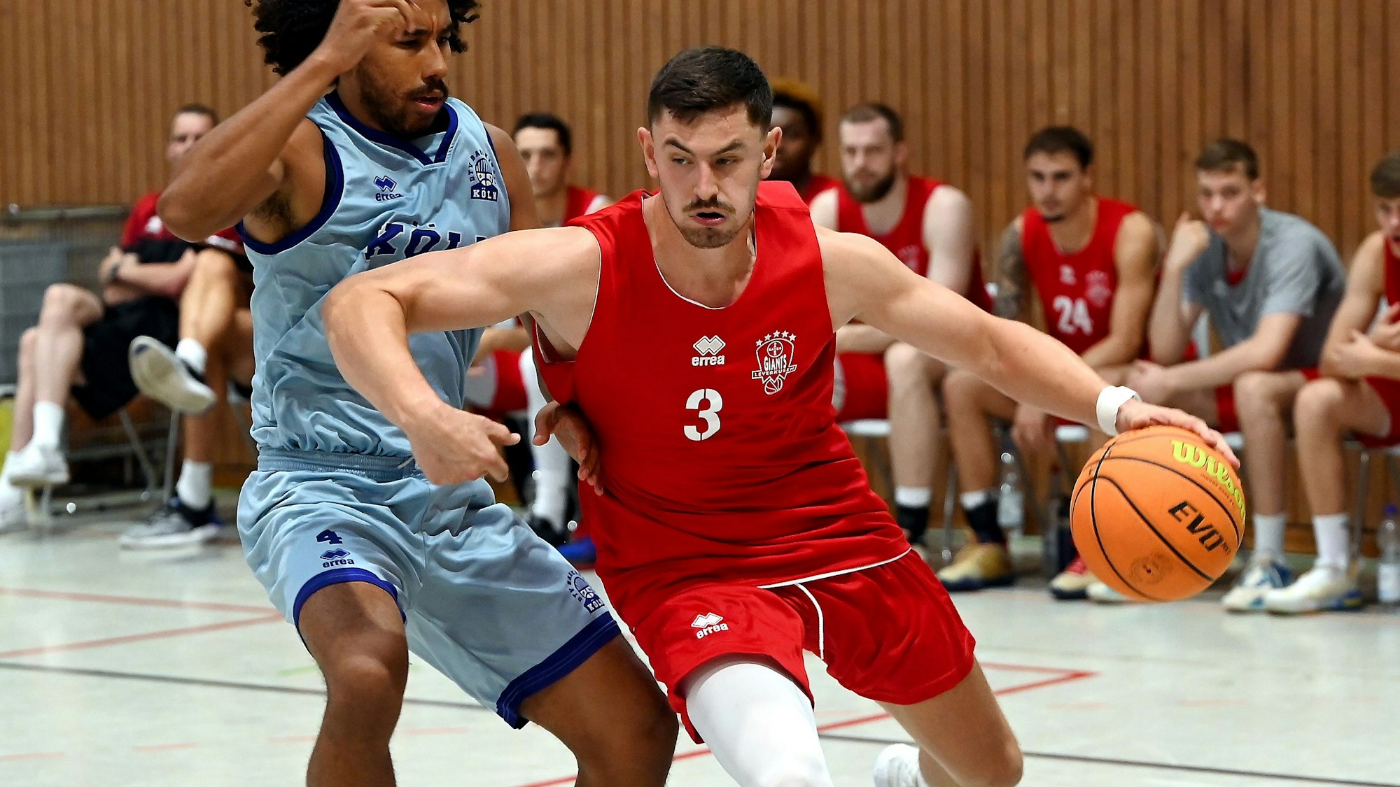 30.08.2024, Basketball-Bayer Giants - Deutzer TV
links: Elijah Jenkins (Deutz)
rechts: Luca Kahl (Bayer)
Foto: Uli Herhaus