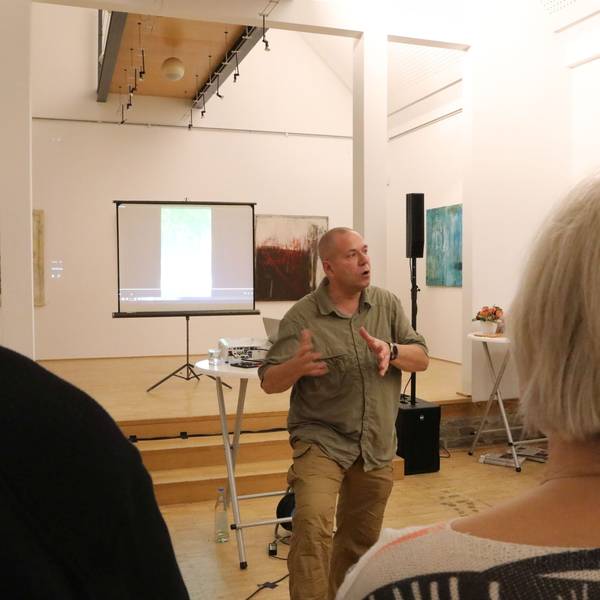 Der Lindlarer Wolfsexperte Dietmar Birkhahn widmete sich in Nümbrecht dem Wildtier und den Diskussionen um den Wolf. Anlass war ein Themenabend in der Reihe „Nümbrecht im Lesefieber“.