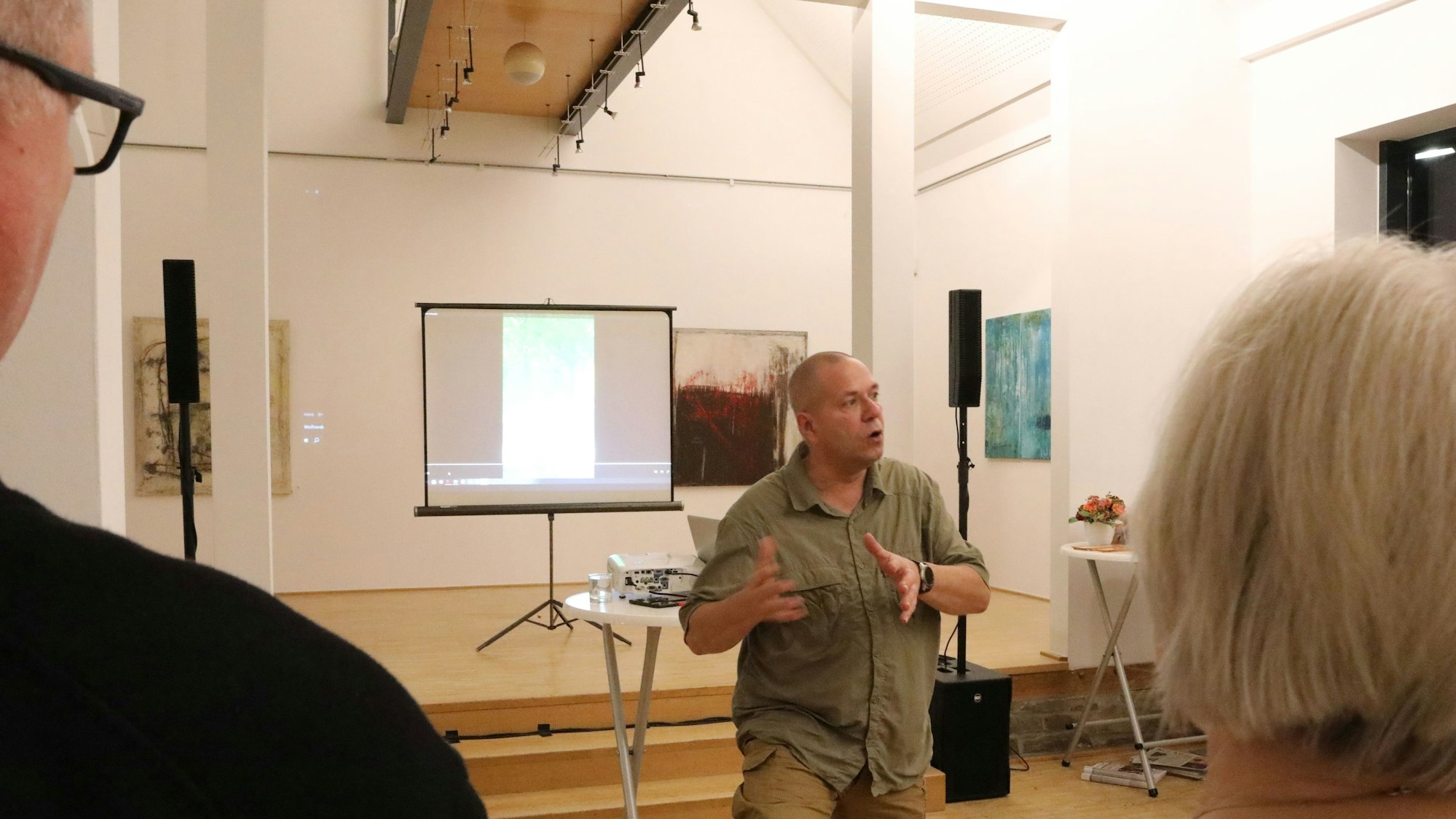 Der Lindlarer Wolfsexperte Dietmar Birkhahn widmete sich in Nümbrecht dem Wildtier und den Diskussionen um den Wolf. Anlass war ein Themenabend in der Reihe „Nümbrecht im Lesefieber“.
