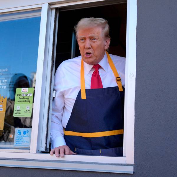 Donald Trump, Präsidentschaftskandidat der Republikaner und ehemaliger US-Präsident, spricht während eines Wahlkampfstopps bei McDonald's aus einem Drive-Thru-Fenster.