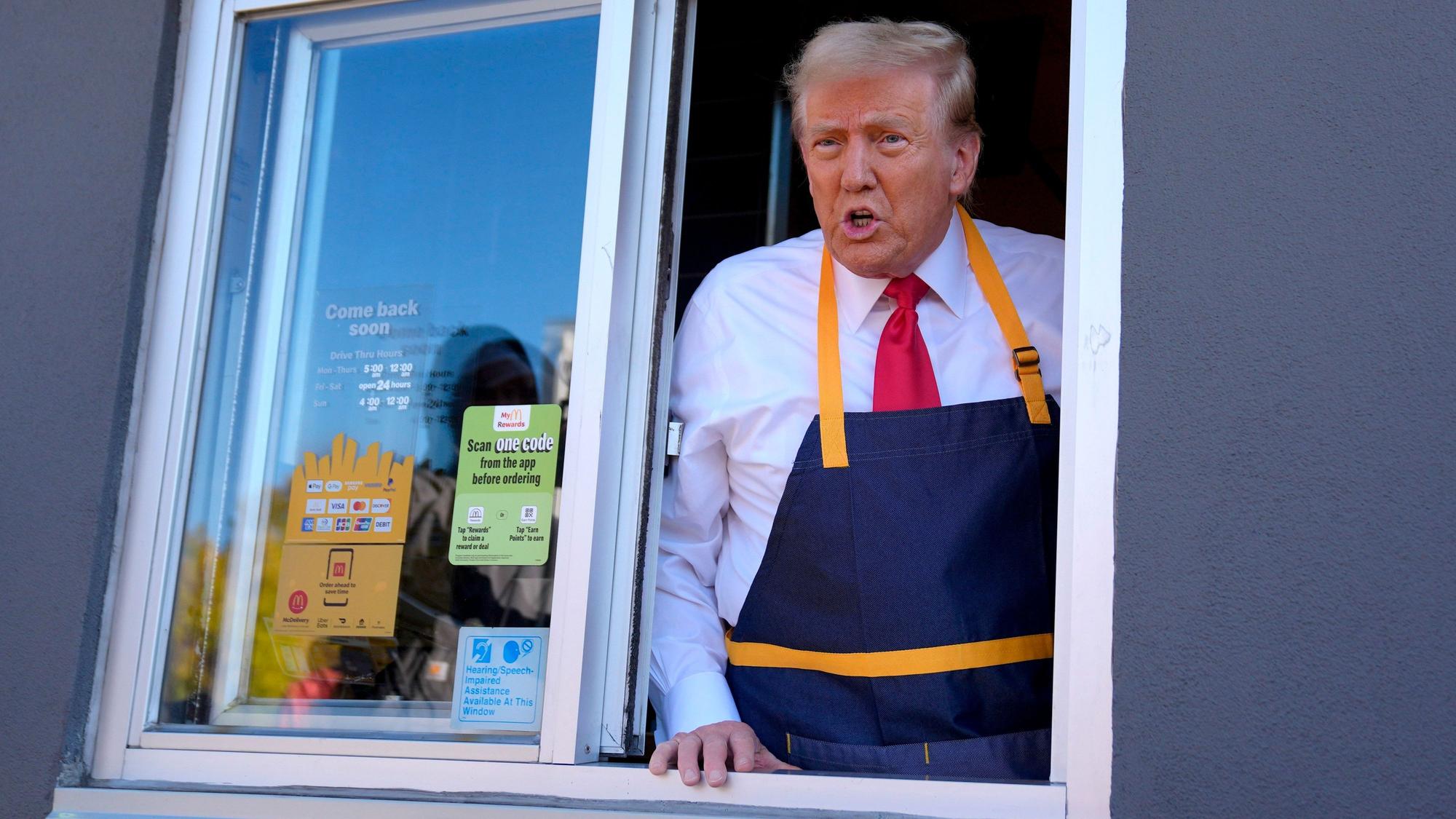 Donald Trump, Präsidentschaftskandidat der Republikaner und ehemaliger US-Präsident, spricht während eines Wahlkampfstopps bei McDonald's aus einem Drive-Thru-Fenster.