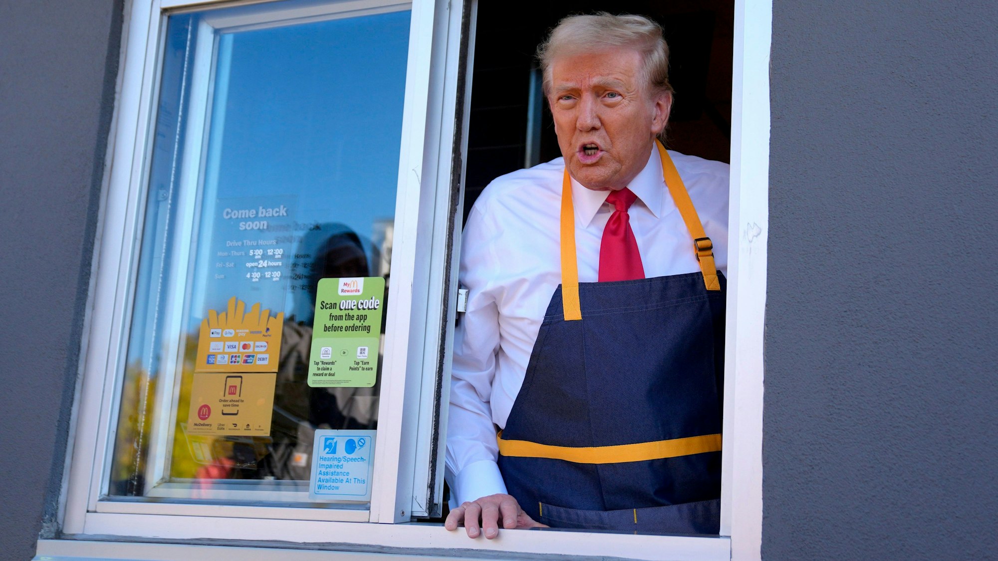Donald Trump, Präsidentschaftskandidat der Republikaner und ehemaliger US-Präsident, spricht während eines Wahlkampfstopps bei McDonald's aus einem Drive-Thru-Fenster.