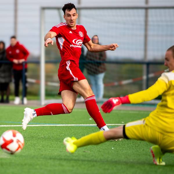 Luca Ohrem schiebt den Ball am Torwart vorbei, der nur noch hinterherschaut. Ohrem zeigt dem Leder an, wo es hinrollen soll.