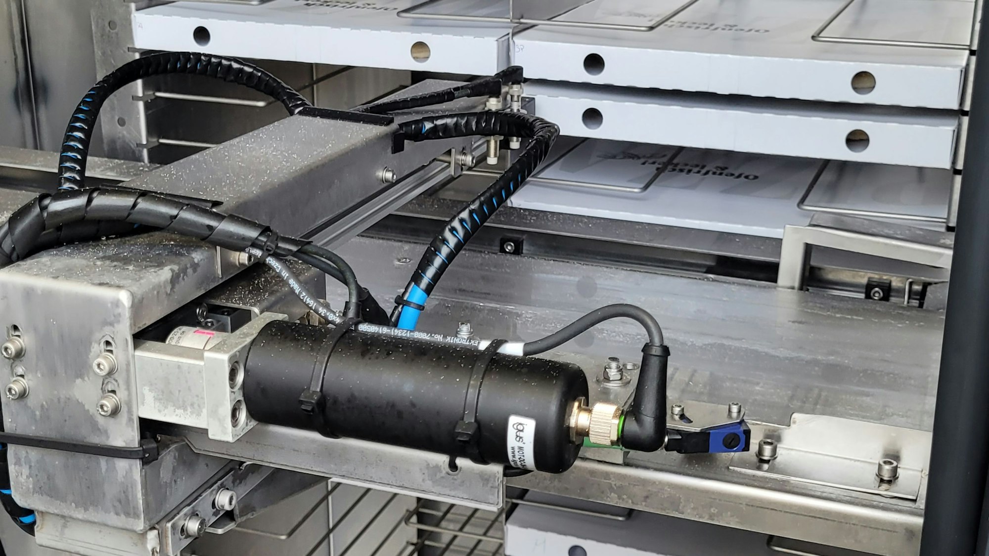 Ein Blick in die Maschine: Insgesamt 60 tiefgefrorene Pizzas passen in den Waldbröler Backautomaten. Ein Roboterarm greift die gewünschte Sorte und befördert sie in den Ofen.