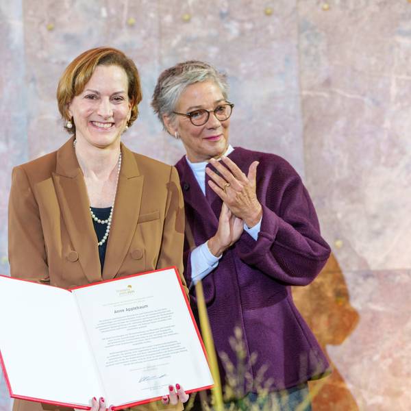 Anne Applebaum und Karin Schmidt-Friderichs stehen auf einer Bühne.