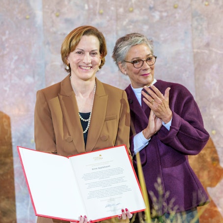 Anne Applebaum und Karin Schmidt-Friderichs stehen auf einer Bühne.