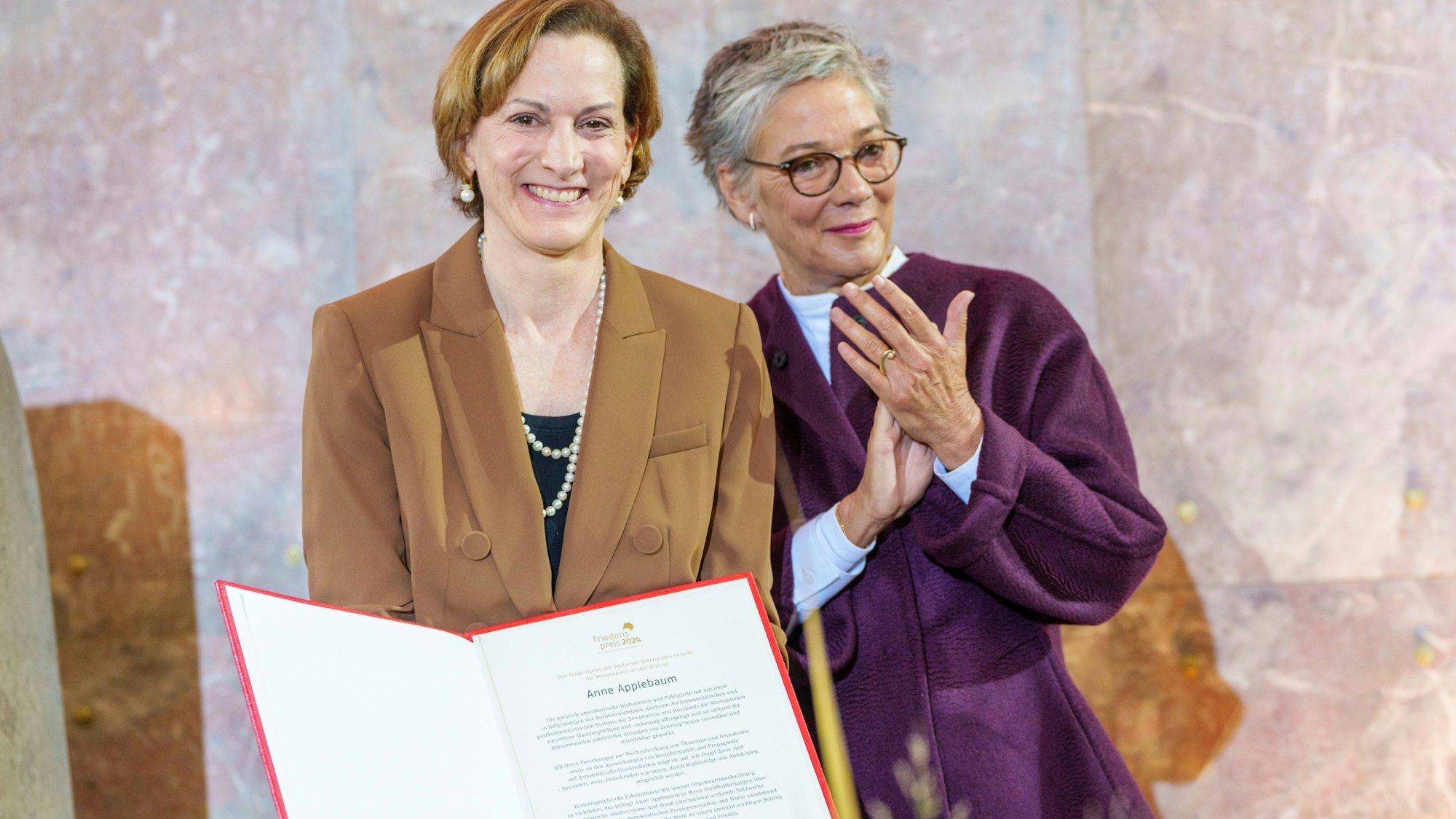 Anne Applebaum und Karin Schmidt-Friderichs stehen auf einer Bühne.