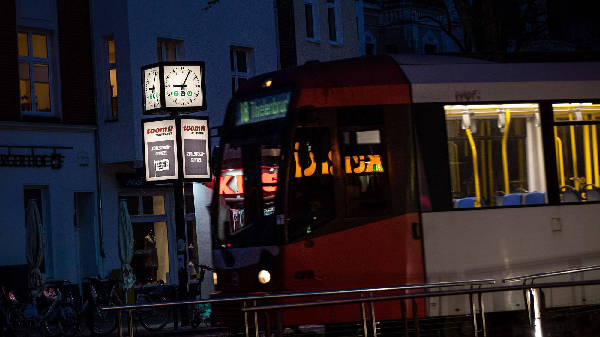 Eine Stadtbahn der KVB fährt abends durch Köln (Symbolbild)