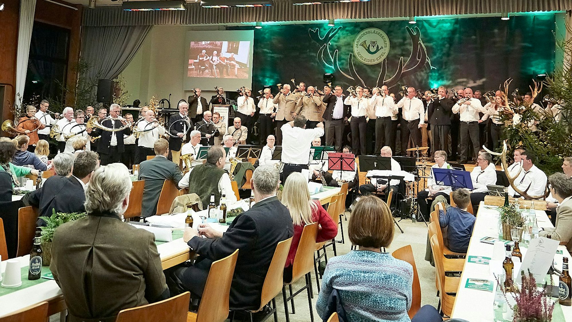 Sechs Jagdhornbläsercorps gleichzeitig waren in der Grenzlandhalle zu hören.