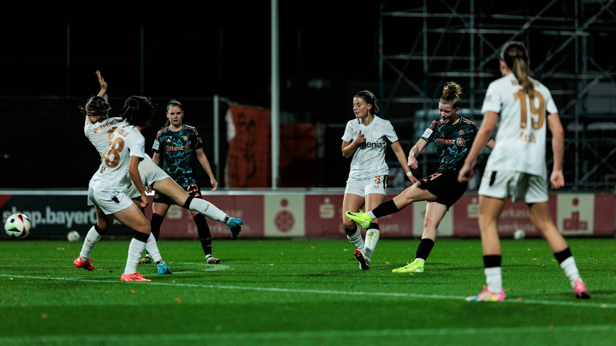 Später Schock für Leverkusen: Alara Sehitler erzielt das 3:2.