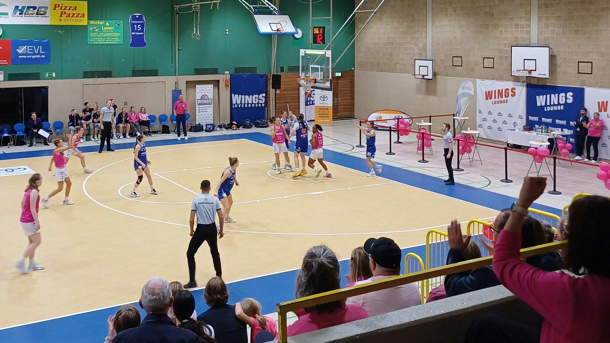 Basketballerinnen auf dem Spielfeld