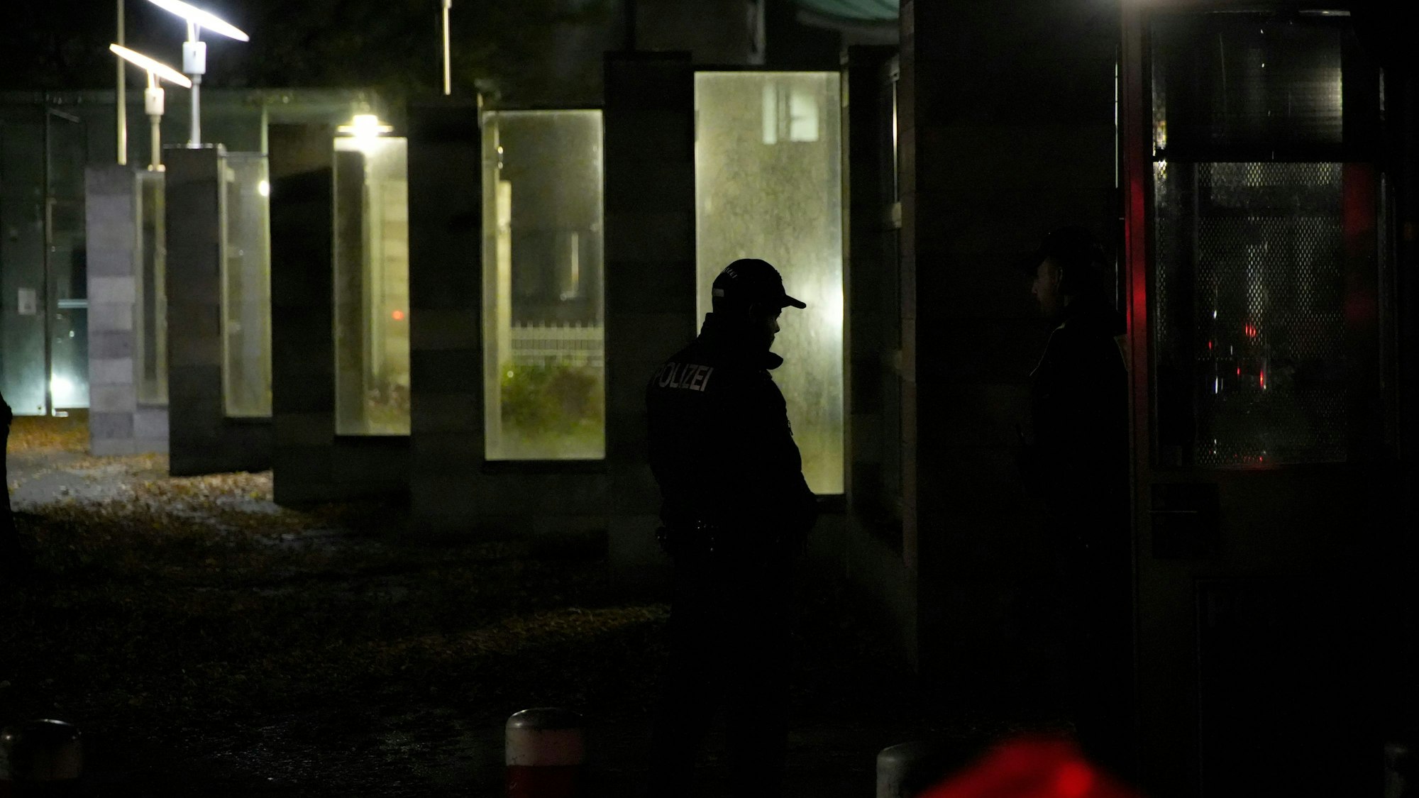 Polizeibeamte stehen vor der Botschaft des Staates Israel. Die Bundesanwaltschaft hat einen mutmaßlichen Unterstützer der Terrororganisation „Islamischer Staat“ (IS) festnehmen lassen, der einen Anschlag auf die israelische Botschaft in Berlin geplant haben soll.