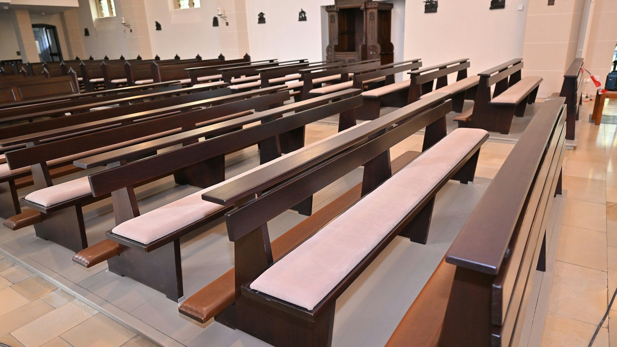 Das Foto zeigt die Kirchenbänke in der Biesfelder Kirche