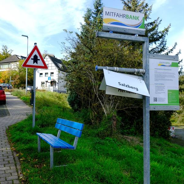 Die Mitfahrerbank am Alten Römerweg in Gemünd.