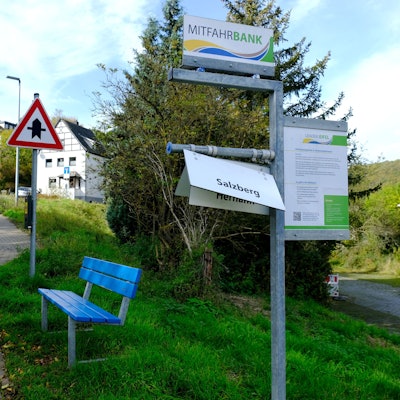 Die Mitfahrerbank am Alten Römerweg in Gemünd.