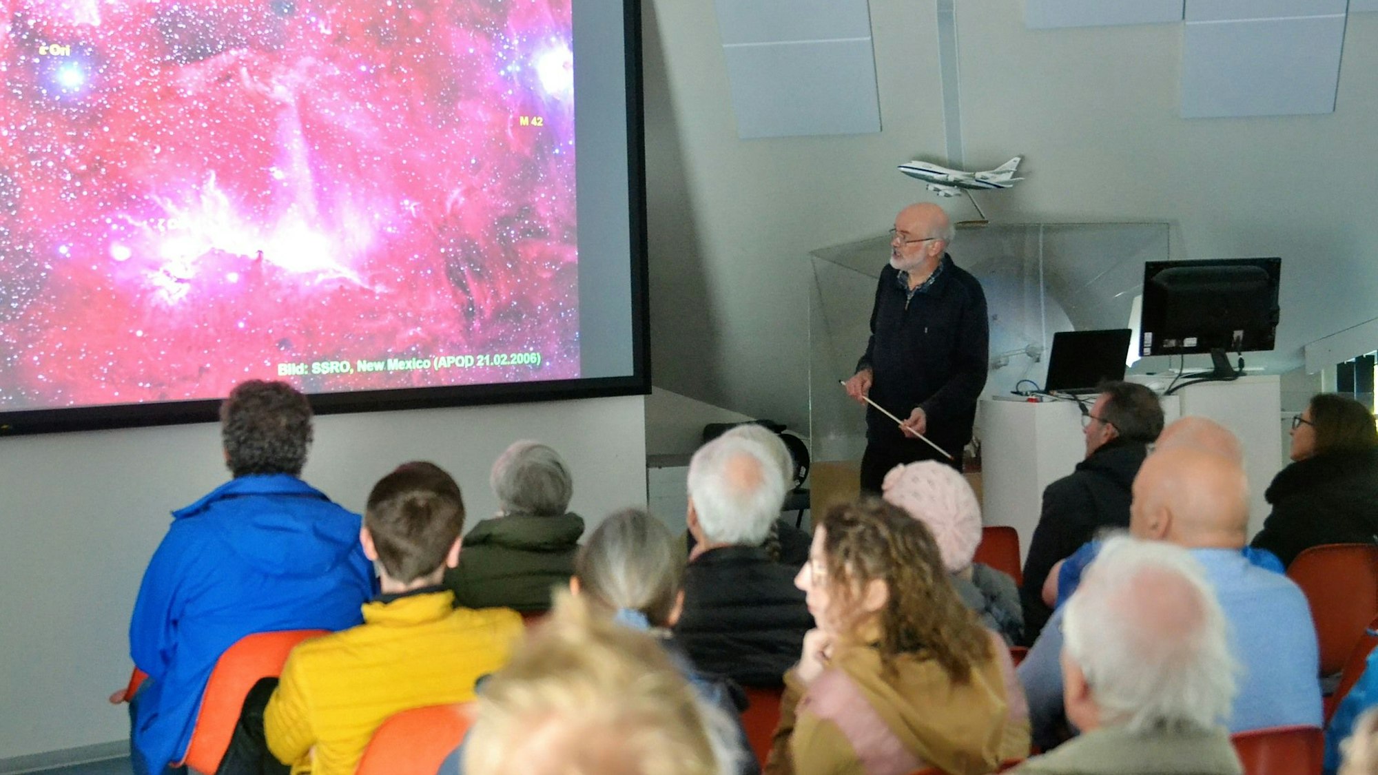 Dr. Norbert Junkes gibt Besuchern während eines Vortrags einen Einblick in die Arbeit am Radioteleskop Effelsberg.
