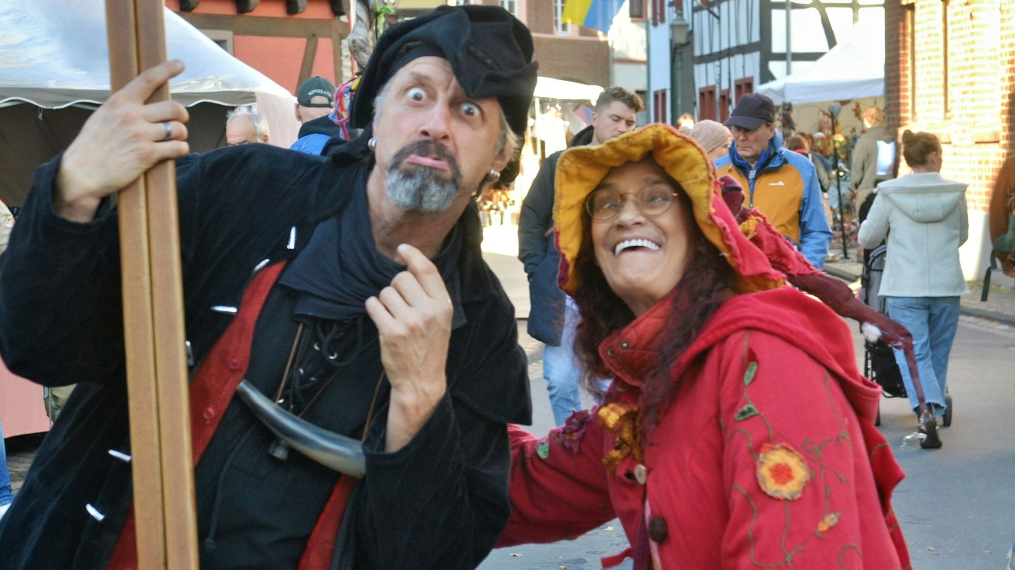 Hexe Cara und Pirat Markus schneiden Grimassen auf dem Kommerner Handwerkermarkt.