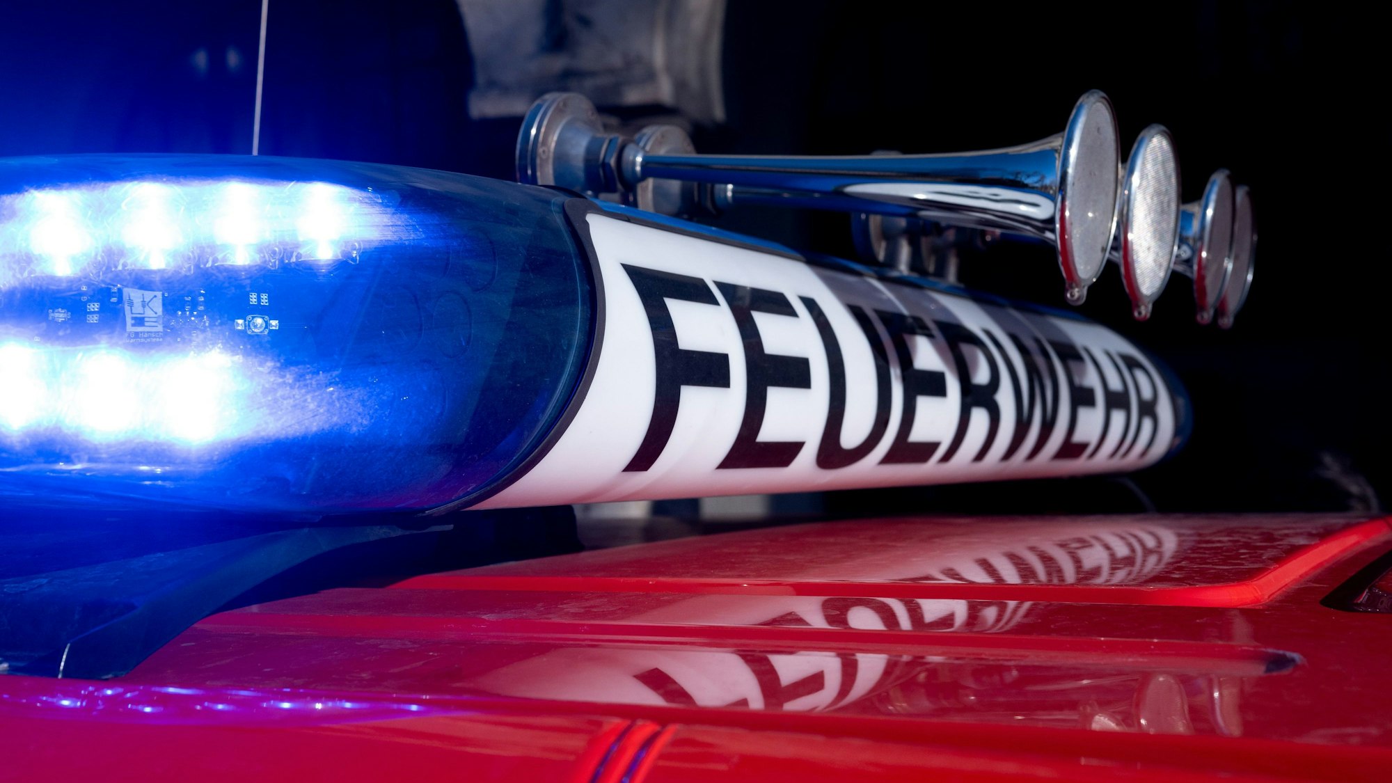 Ein Fahrzeug der Feuerwehr mit der Aufschrift „Feuerwehr“.