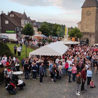 Trubel auf der Kürtener Kirmes im Oberdorf. Der Musikverein richtet das Ereignis immer im Juni aus.