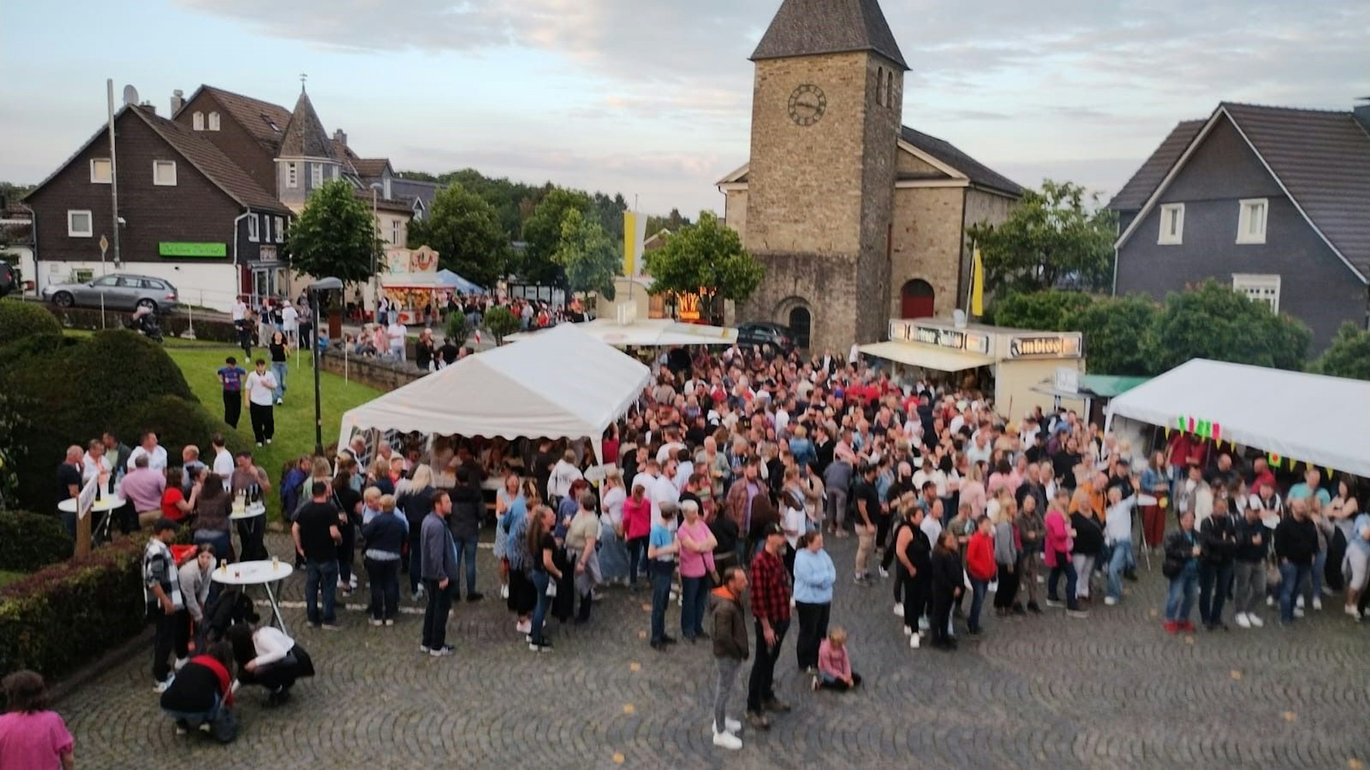 Trubel auf der Kürtener Kirmes im Oberdorf. Der Musikverein richtet das Ereignis immer im Juni aus.